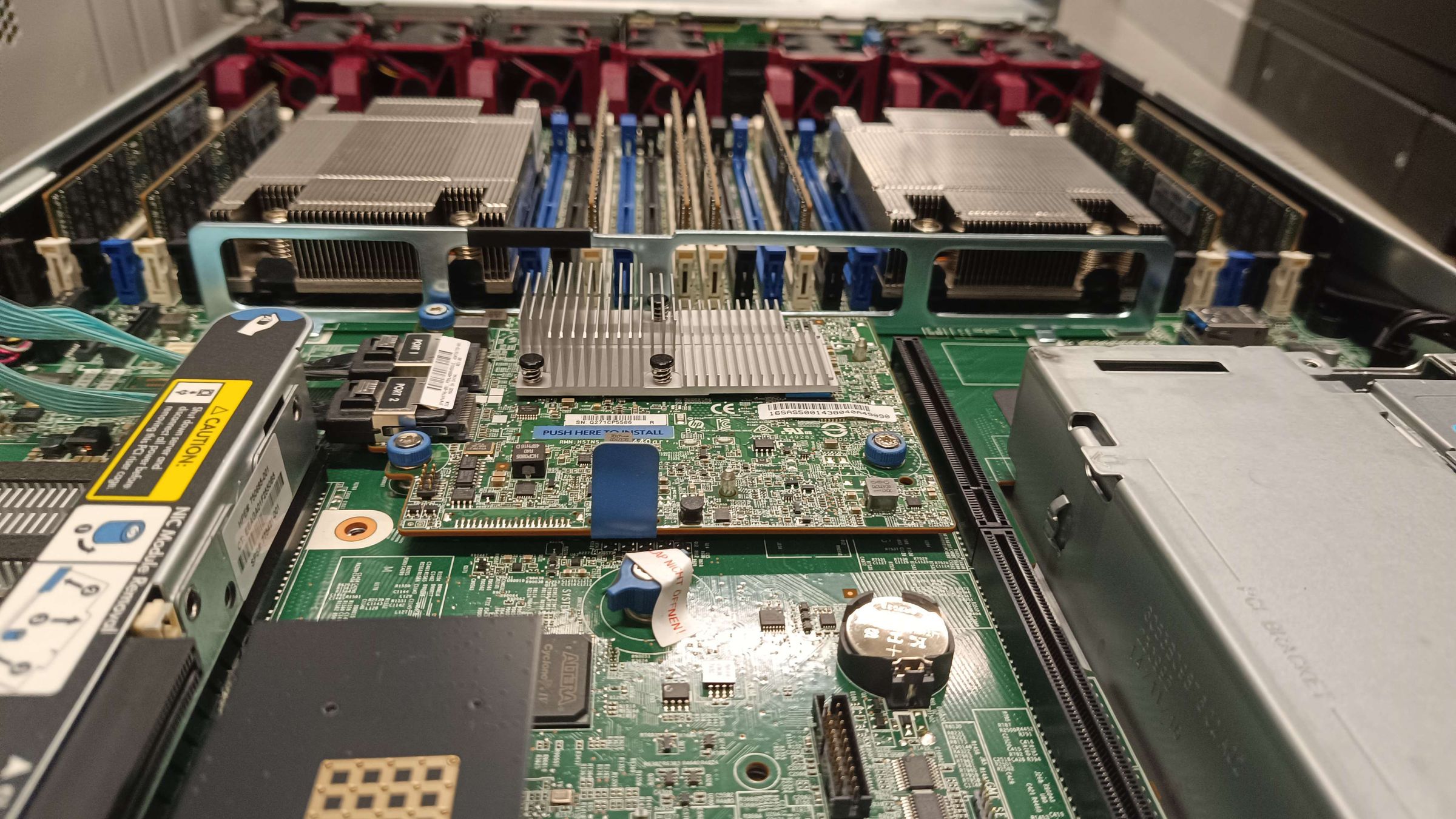Geöffneter HPE-Server mit Systemplatine, RAID-Controller, CPU-Kühlern und RAM-Bänken