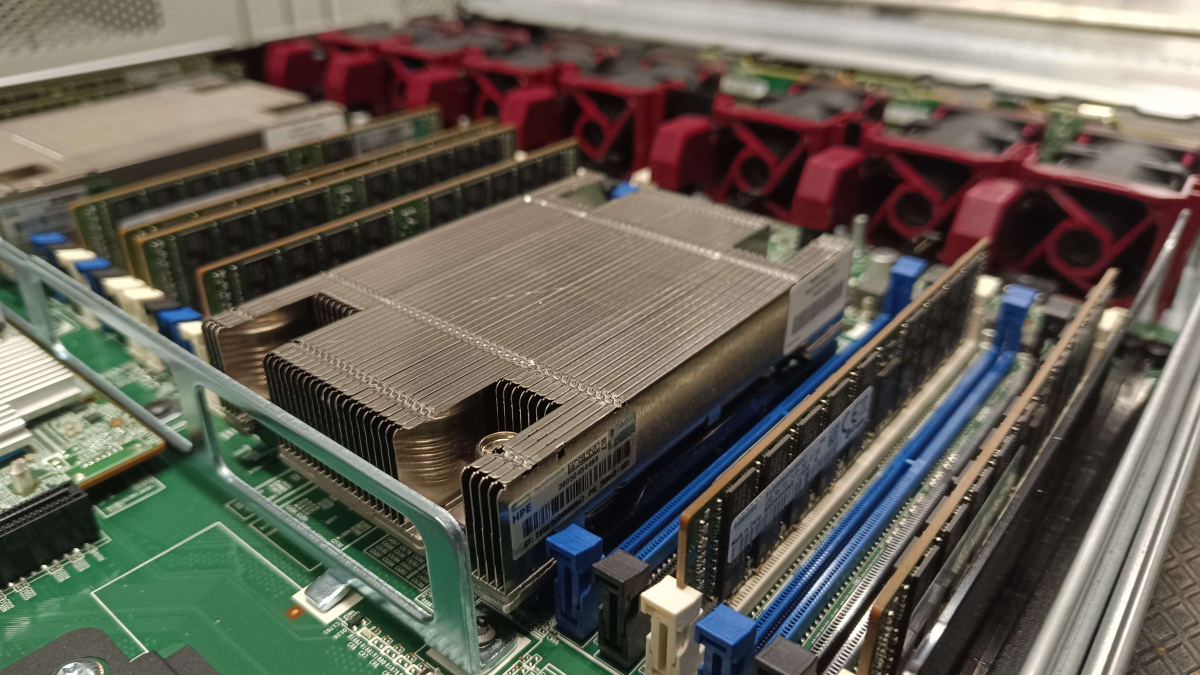 Innenansicht eines HPE-Servers mit CPU-Kühlern, Arbeitsspeicher und Lüftermodulen