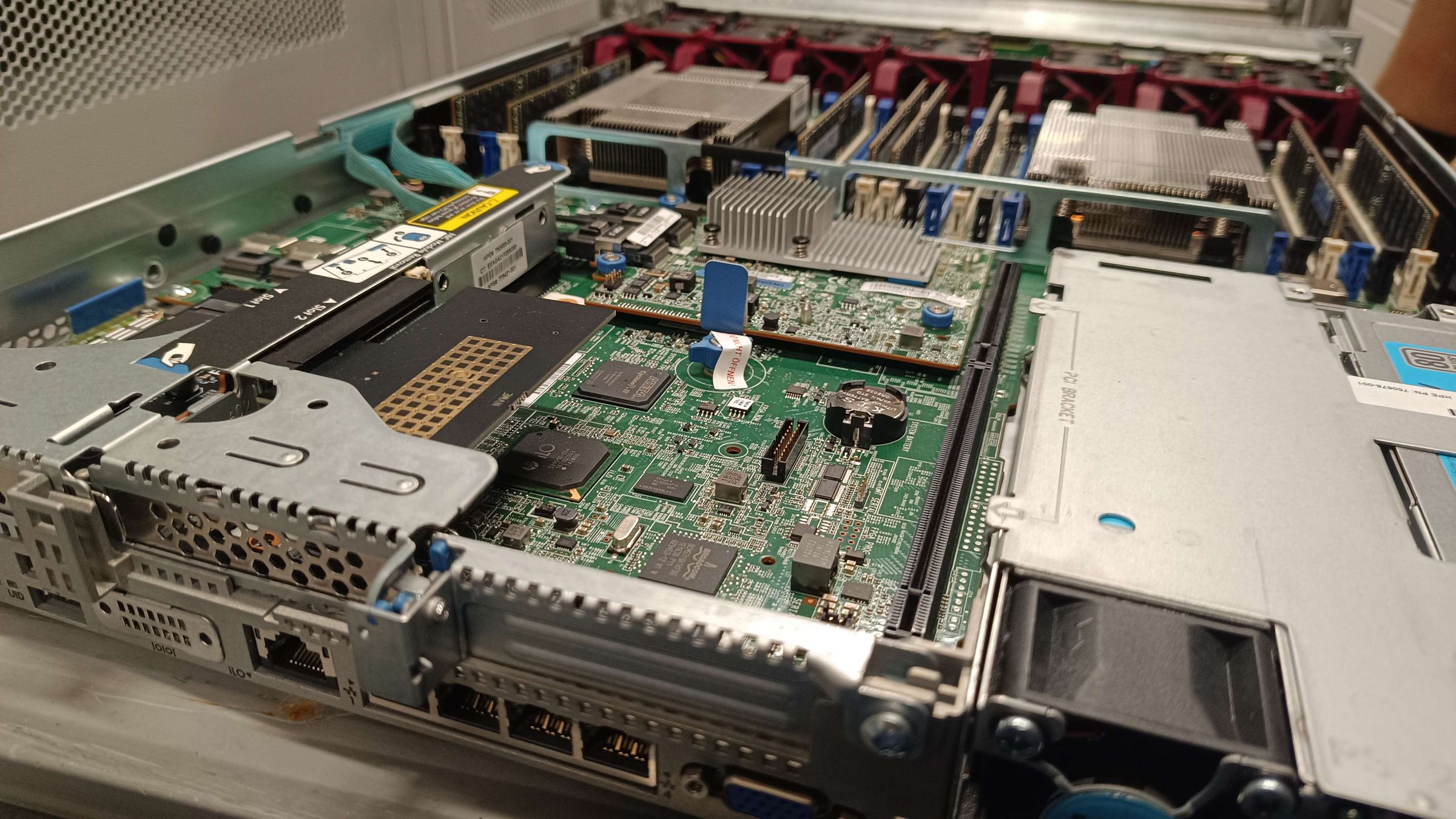 Innenansicht eines geöffneten HPE-Servers mit Systemplatine und Erweiterungssteckplätzen