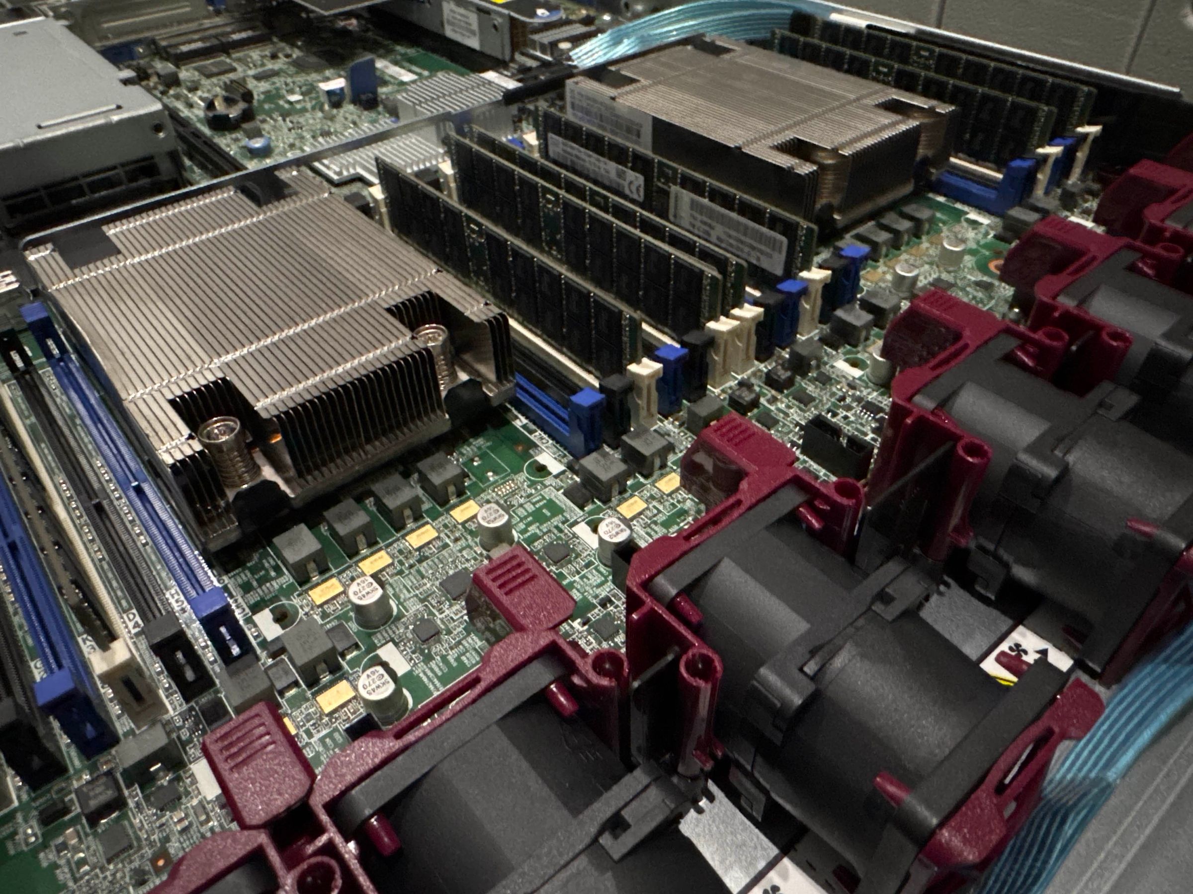 Nahaufnahme der CPU-Kühler, RAM-Module und Lüfter eines HPE-Servers